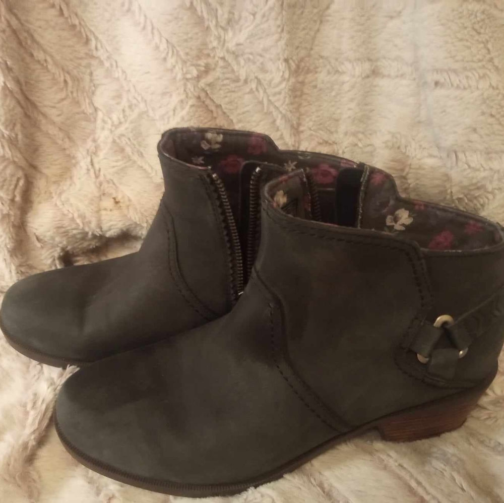 Teva booties size 8.5